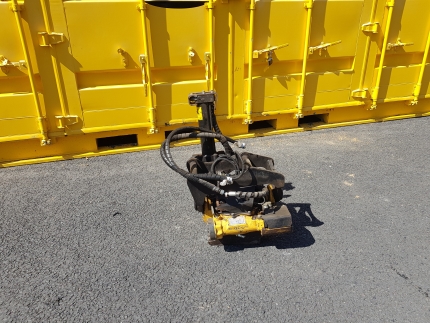 Used - EC206 tiltrotator with S40 bottom hitch, S40 top and DC2 controls system (2 hose) for 4-6t excavator